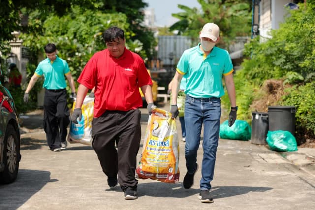 ซีพี แอ็กซ์ตร้า สนับสนุนทีม Big Cleaning ของ กทม. ฟื้นฟูพื้นที่หลังน้ำลด พร้อมส่งต่อเสื้อสะท้อนแสงรีไซเคิล สานต่อคุณค่าจากโครงการ “พลาสติกคืนค่า”